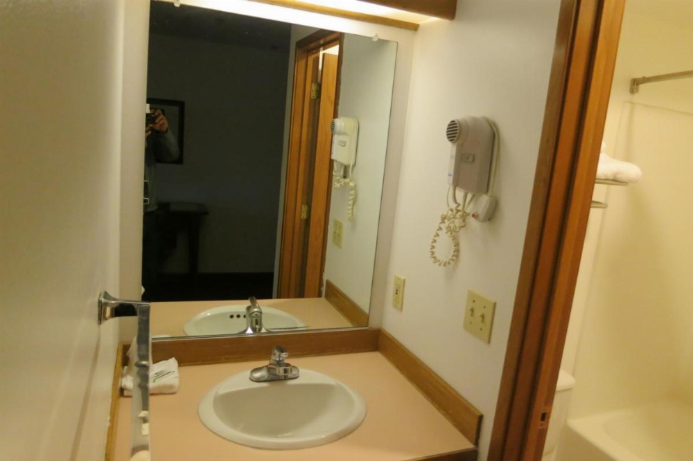 Bay City Motor Inn Image 23
