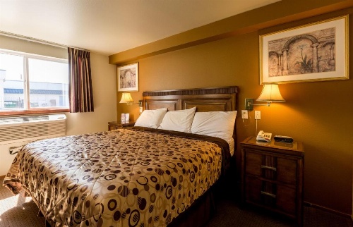 Bay City Motor Inn image 31